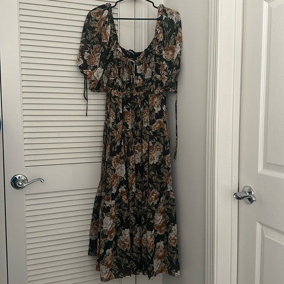 NEW En Saison Floral Print Tiered Midi Dress in Medium - Picture 4 of 6